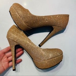 BRAND NEW Gold heels (Size 6)